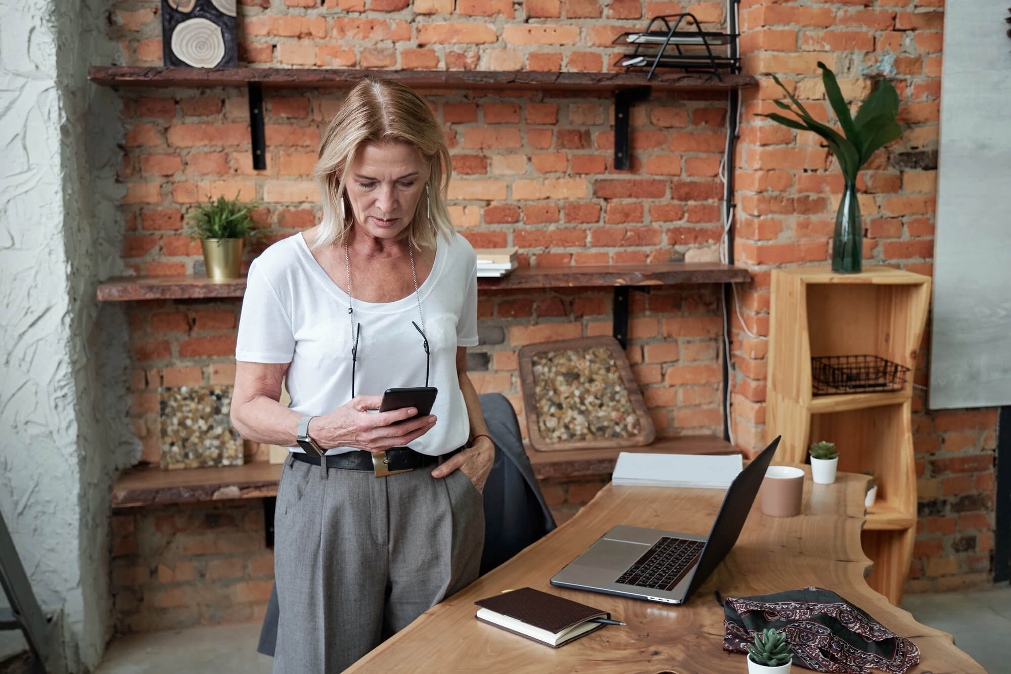 Busy professional returning to a productive workday after physical therapy | Castine Concierge Physical Therapy | Mobile Physical Therapy Services Washington DC